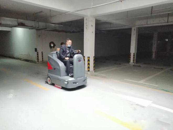 丽水小区物业保洁不用人力改用驾驶式洗地机了